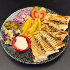 Шаурма на тарелке куриный